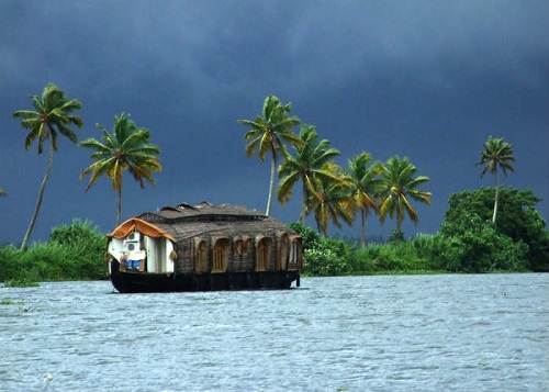 Best-Honeymoon-Destinations-in-India-during-Monsoon-Kerala